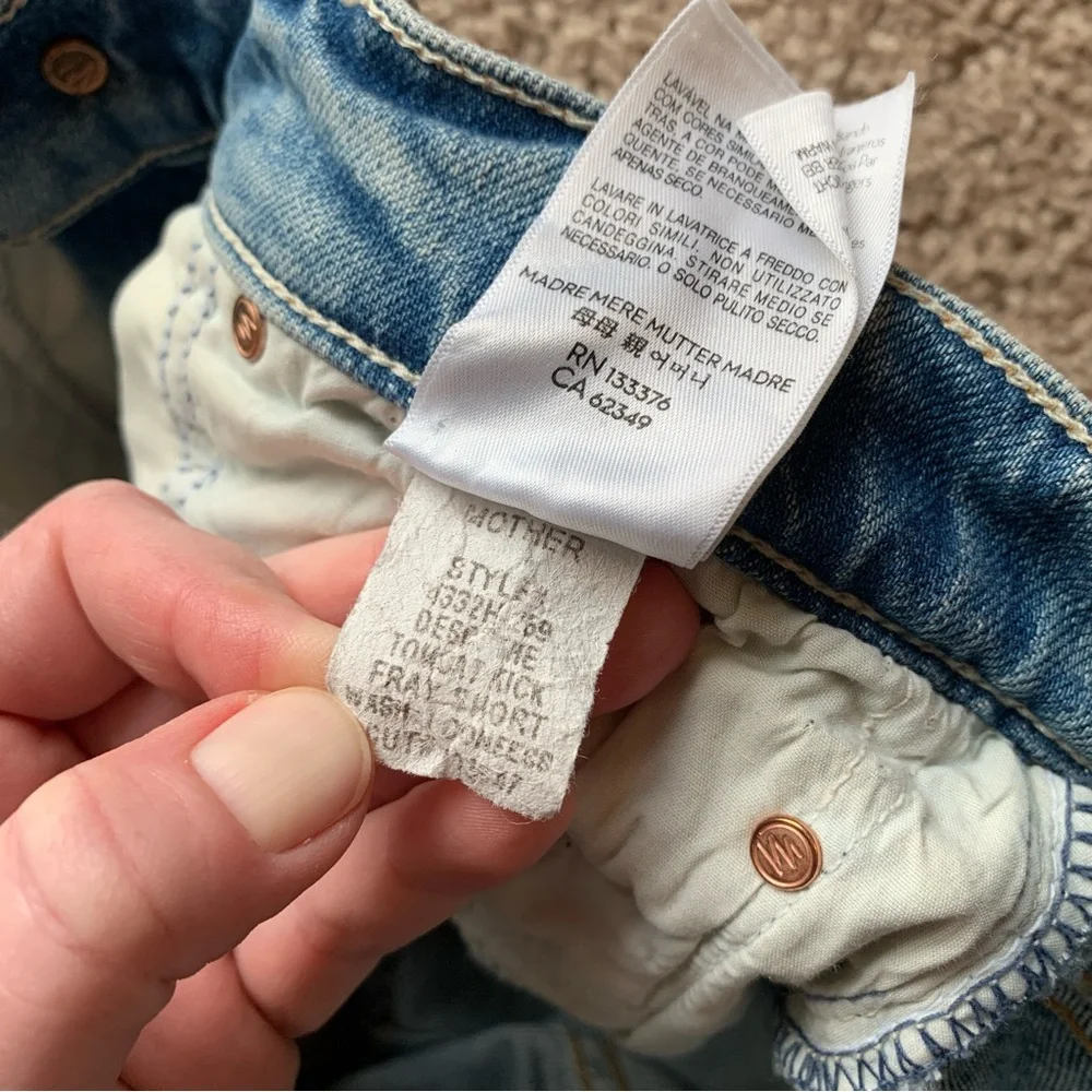 MOTHER Superior Jean Shorts Size 26 The Tomcat Kick Fray Light Wash Distressed - Picture 9 of 13